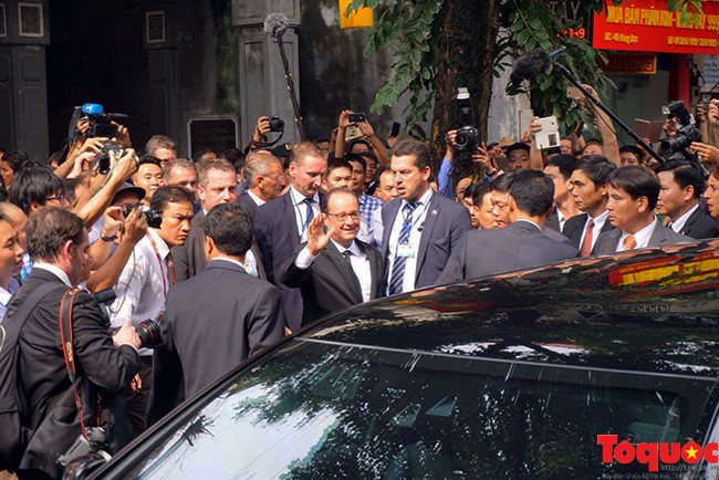 Tổng thống Francois Hollande vẫy tay chào thân thiện với người dân phố cổ Hà Nội.